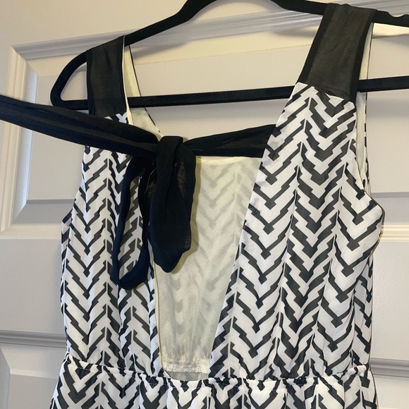 Open Back Abstract Black and White Mini Dress Bow Back size Small - Picture 3 of 3